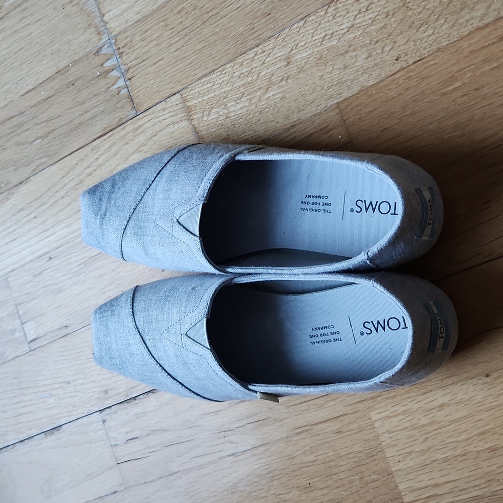 EUC Toms Alpargatas Slip-Ons
